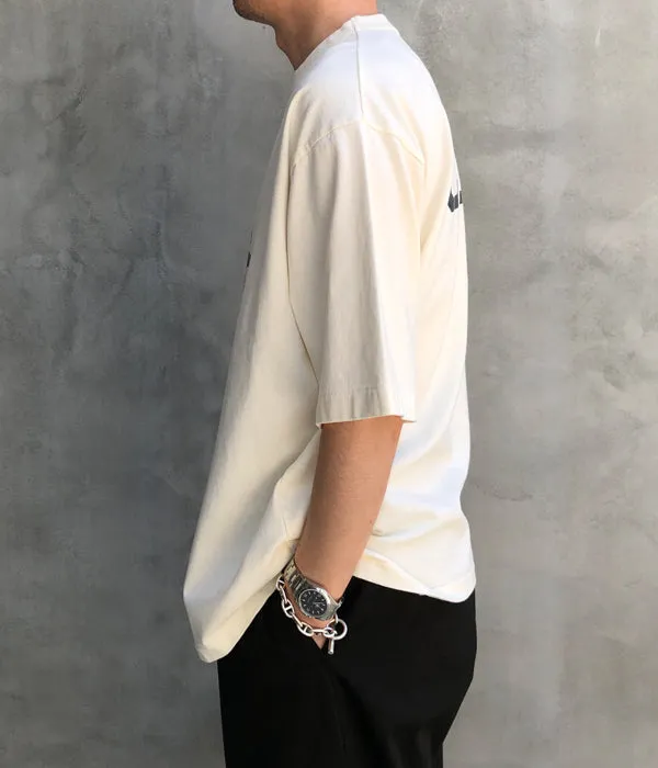 blurhms ROOTSTOCK/CHIC-AGO 88/12 Print Tee WIDE (IVORY)